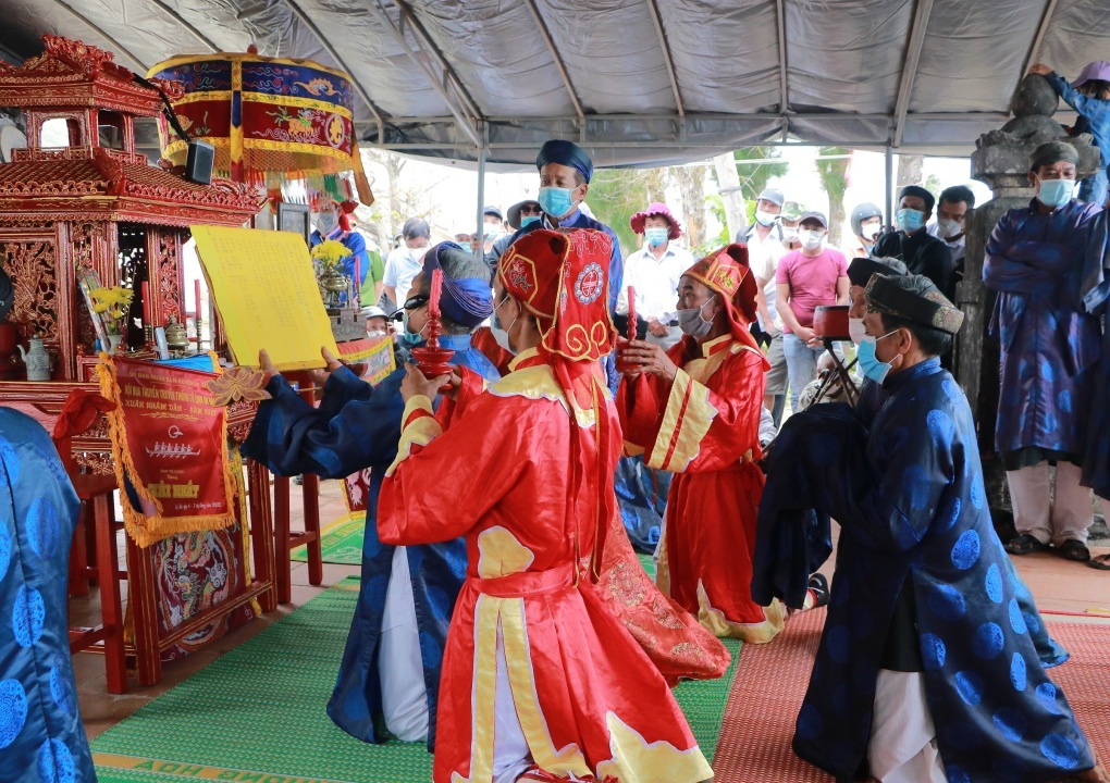 Các bô lão của làng đang thực hiện nghi lễ trình cáo thần linh trước khi diễn ra cuộc đua. Lễ hội đua thuyền diễn ra trong không khí trang nghiêm, linh thiêng. Ảnh: Quang Sung